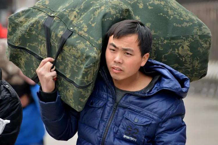 报志愿与看就业之六：中国人真实的收入情况！
一、月薪低于3500块钱的有59.6