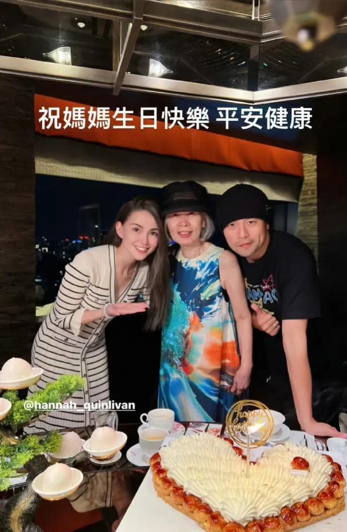 周杰伦昆凌晒合影为母亲庆生，照片中周妈妈身着黑色花色长裙搭银发尽显优雅大气，儿媳
