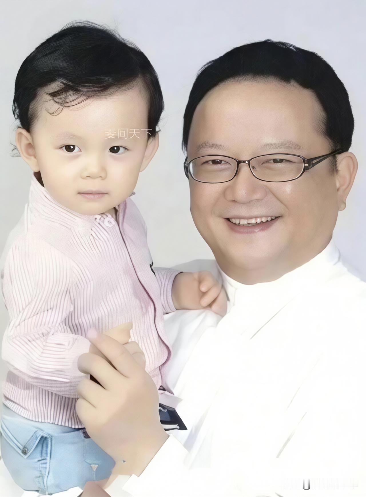 77岁王刚仍奔波捞金：老来得子的“圆满”下，藏着成年人戳心的无奈

提起王刚，观