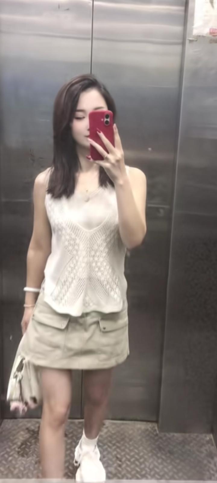 . 初见惊艳，再见难忘，一程相伴，一生惦念。感谢你曾来过我的岁月，温暖过我的山河