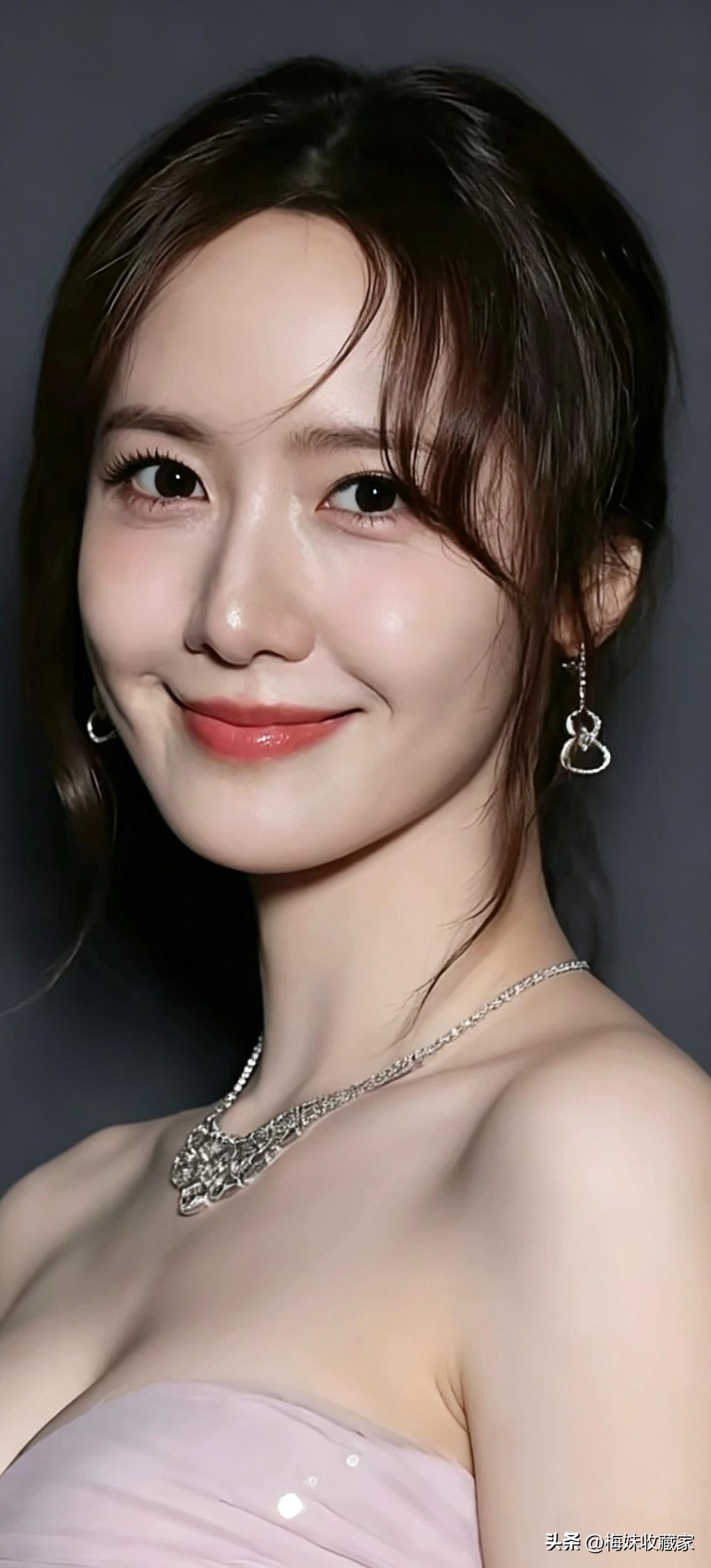 马尾辫美女（53）

林允儿

柔和的棚拍光影衬出精致的五官轮廓，眉眼温婉灵动，