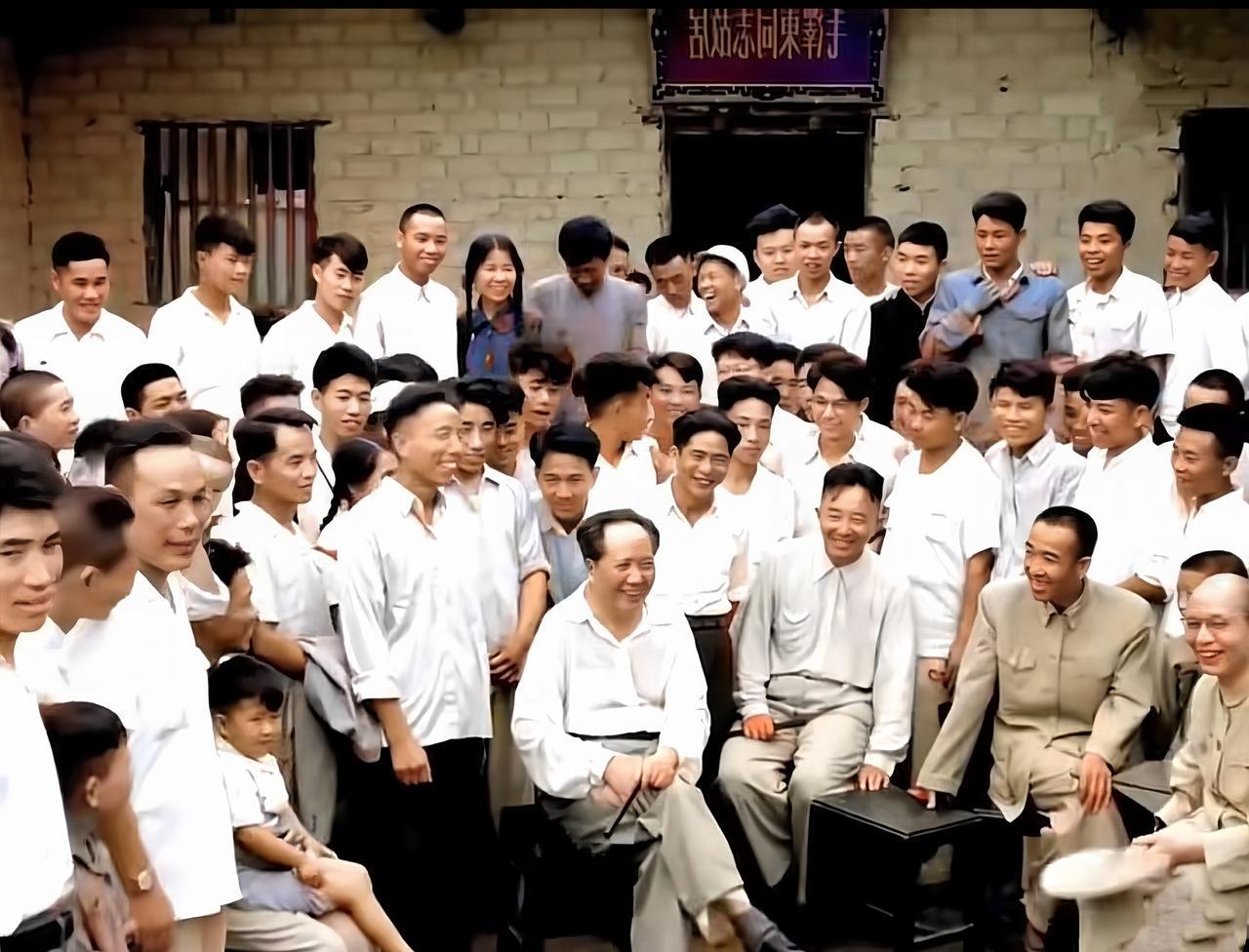 下图是1959年6月，毛泽东回到阔别32年的韶山老家时，与乡亲们一起的合影。就是