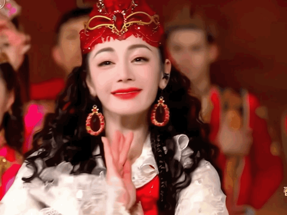 期待迪丽热巴今年春晚造型妈呀怎么又又要过年了，今年春晚还会有热巴吗，还记得前年新