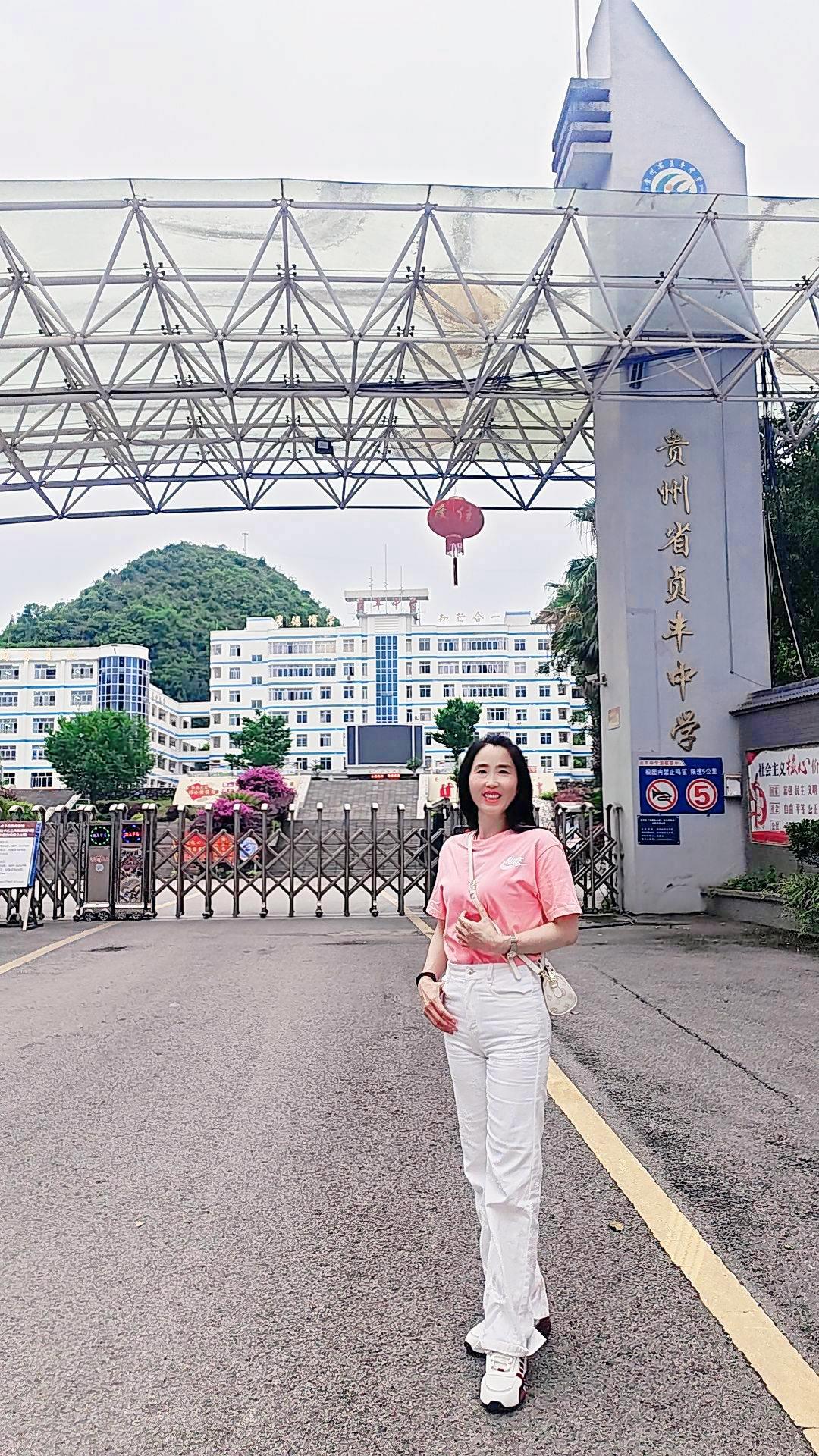 年过半百，站在这扇校门前，心中满是感动。
致敬那些挑灯夜战的孩子们，你们的汗水终