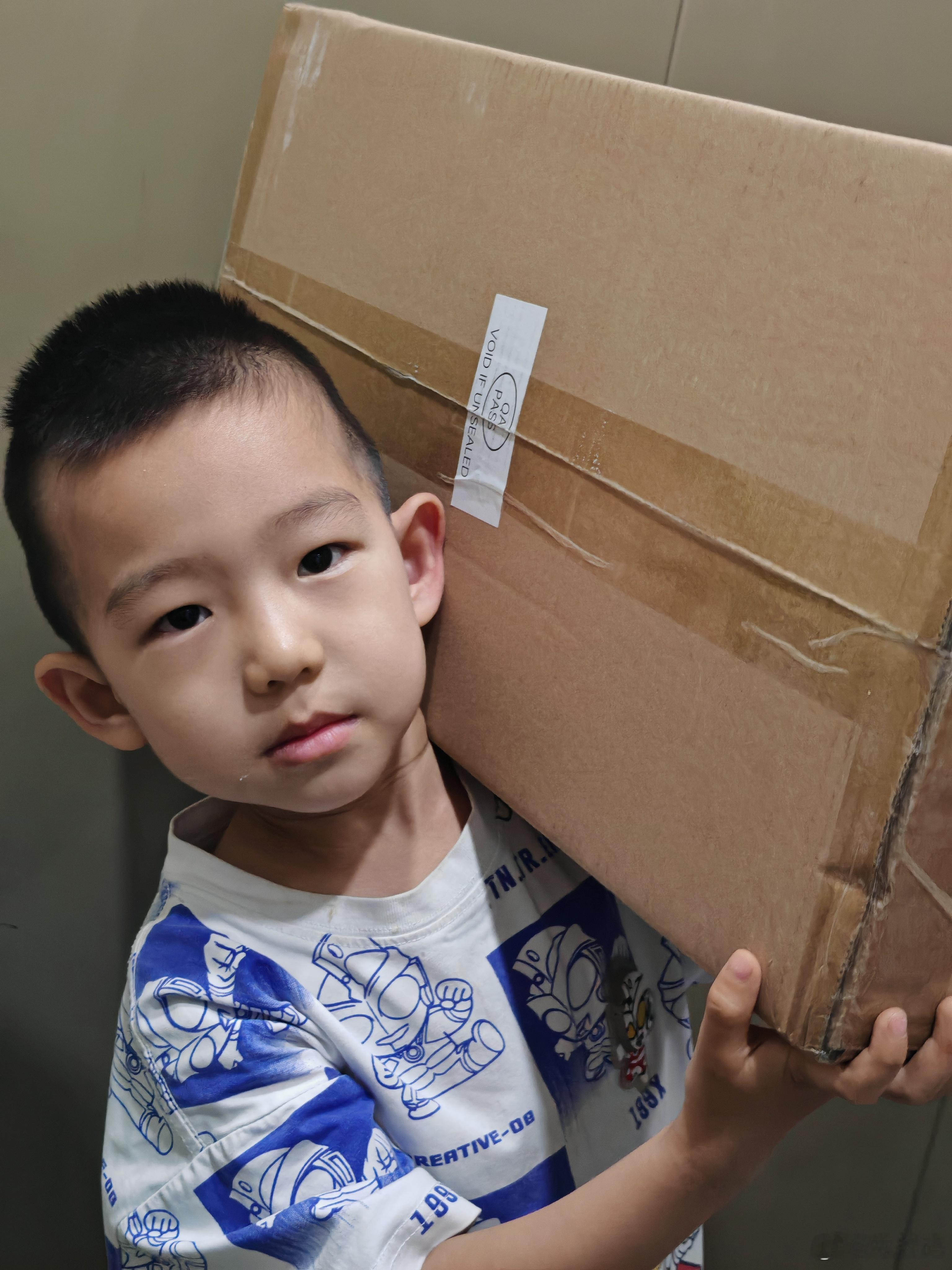 小小年纪就能帮我扛东西干活了。[允悲] ​​​
