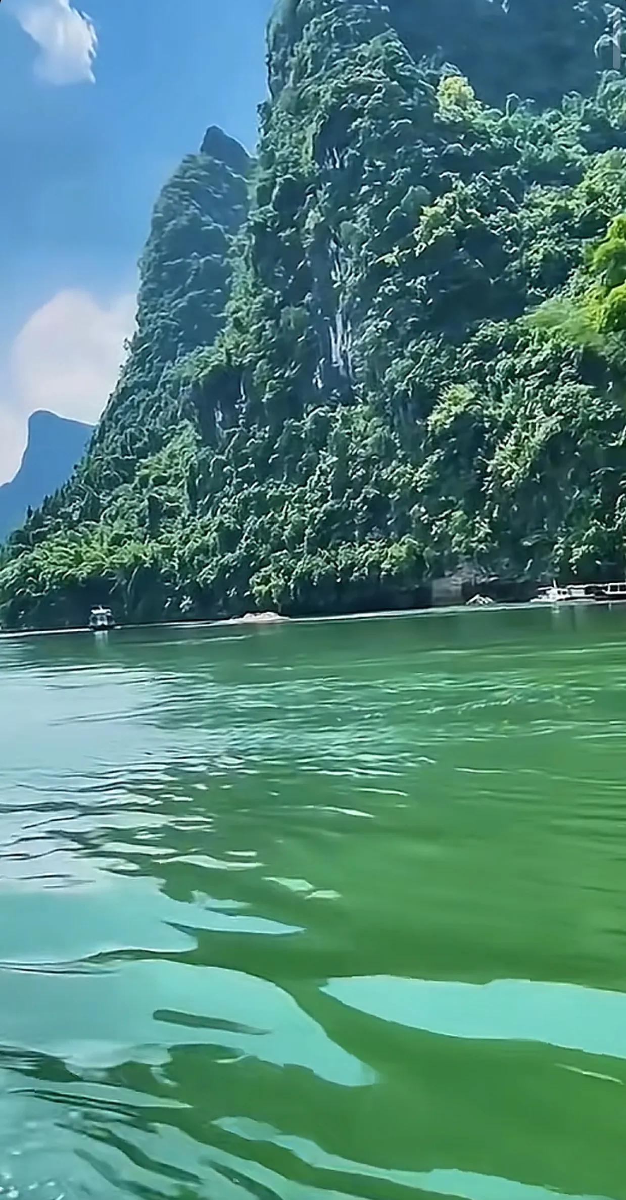 邂逅山水间的美景，心如湖水般宁静，青山如画，绿水如梦，这里的美景令人陶醉，仿佛置