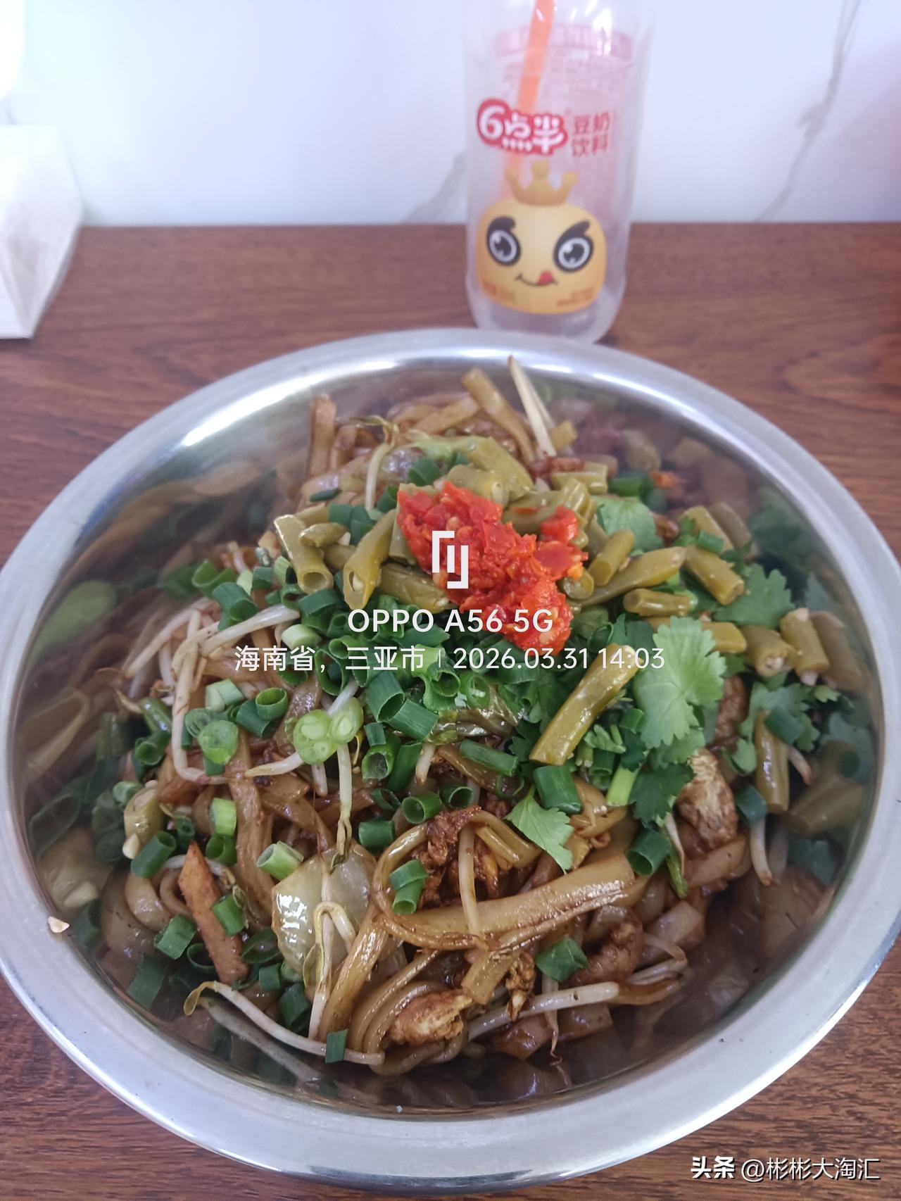 昨天又来金鸡岭吃猪肉炒老友粉，那味道，香得我魂都快被勾走了！
广西老友味炒粉不愧