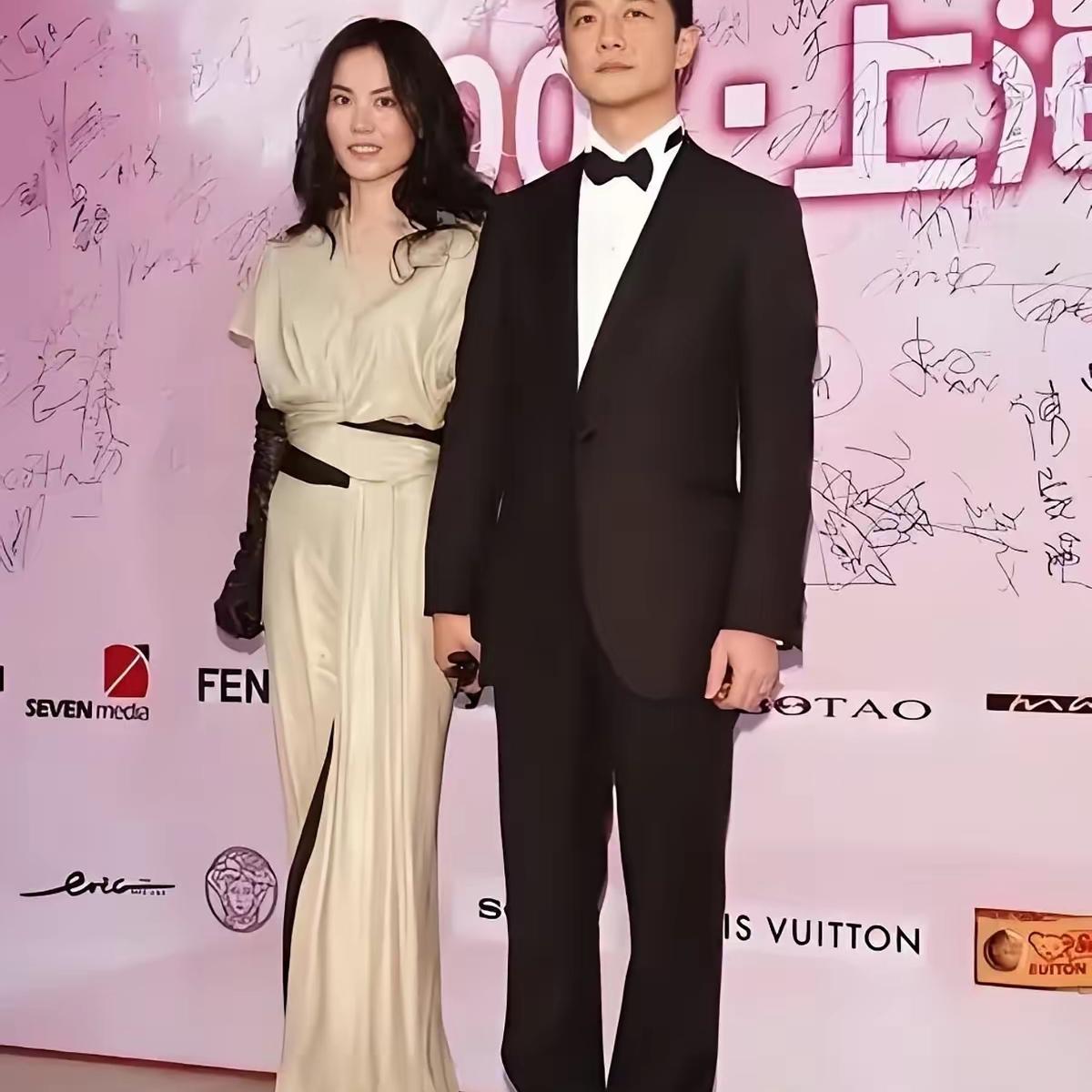 李亚鹏没跑，真在还。
九月把雪山小镇六成股权转给国资，三亿八千万直接抵债，不是画
