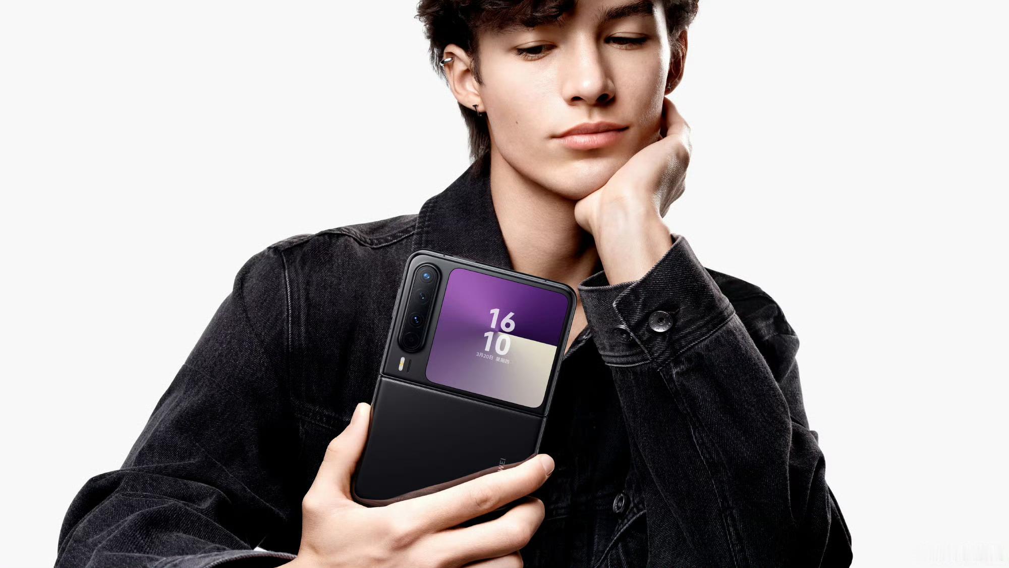 外屏  5.3 英寸，内屏 7.5 英寸，横向书本式折叠，华为「大阔」基本把苹果