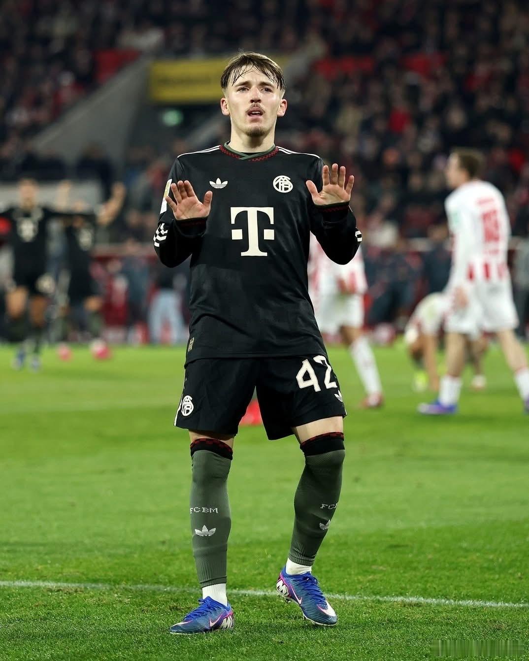 🚨今天倫納特·卡爾年滿18歲，他的合同自動續簽至2029年，並轉為職業合同，薪