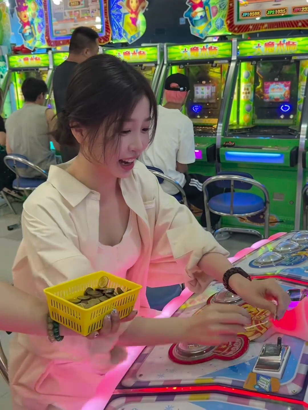 小林老师的live时刻⁵街机小霸王来也👾🎮虞书欣 ｜虞书欣给粉丝送零食