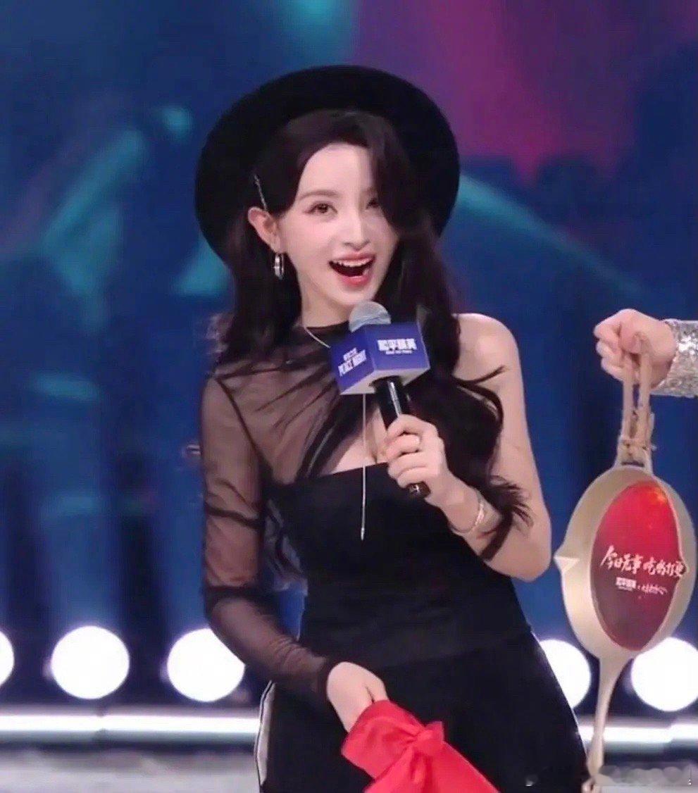 田曦薇这个造型辨识度好差，差点没认出来。。 ​​​