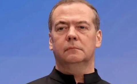 梅德韦杰夫曾扔出了一句让人后背发凉的话：全世界，没有任何一支军队能挡住大规模的无