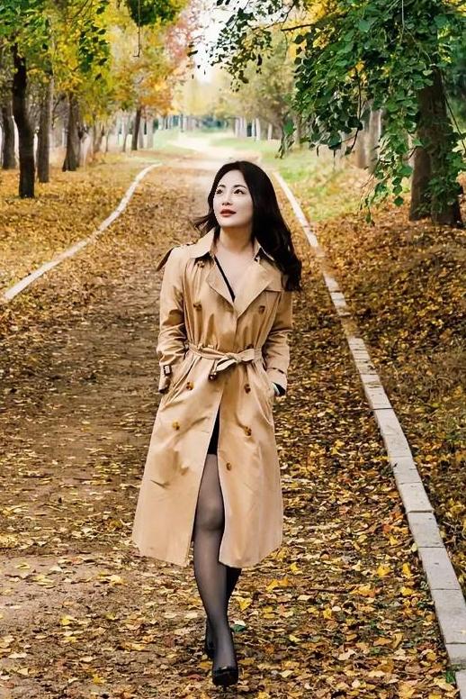 一条路落叶无迹
走过我走过你
我想问你的足迹
山无言水无语
走过春天走过四季
走