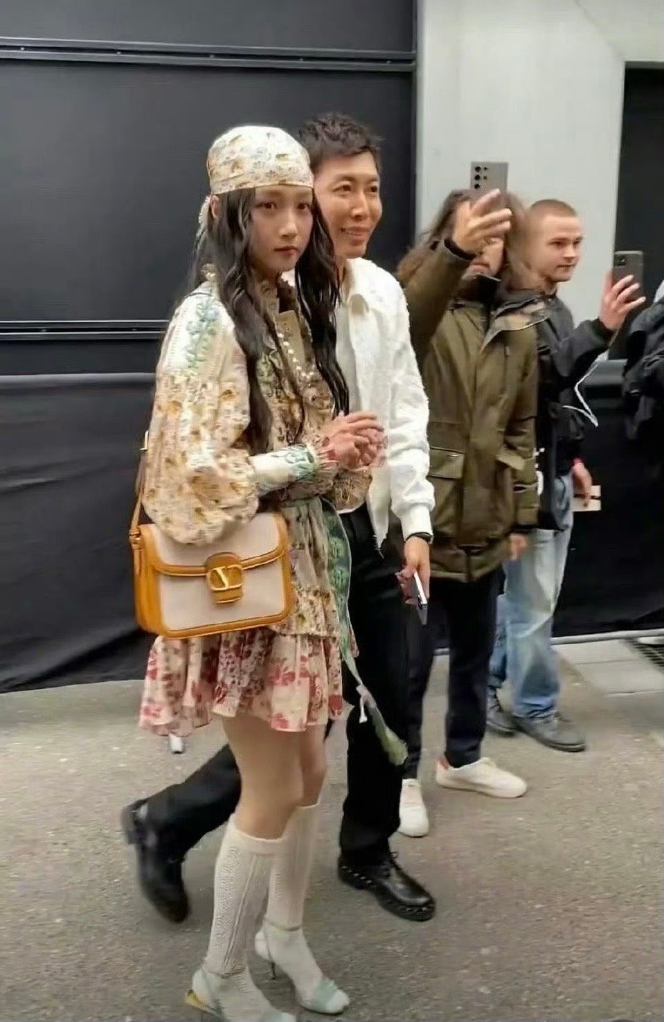 华伦天奴大秀，关晓彤、林允儿的时装周看秀造型，中韩两位女明星，谁更美？ ​​​