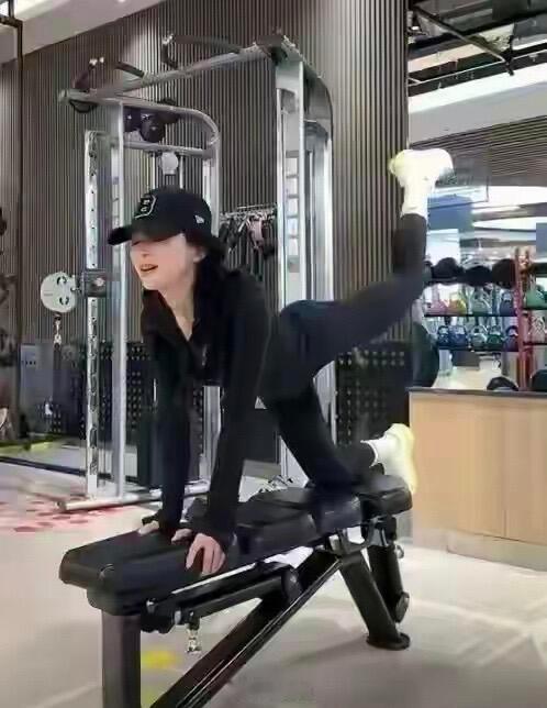 汪峰的快乐谁懂啊！这身材！这柔韧度！ 