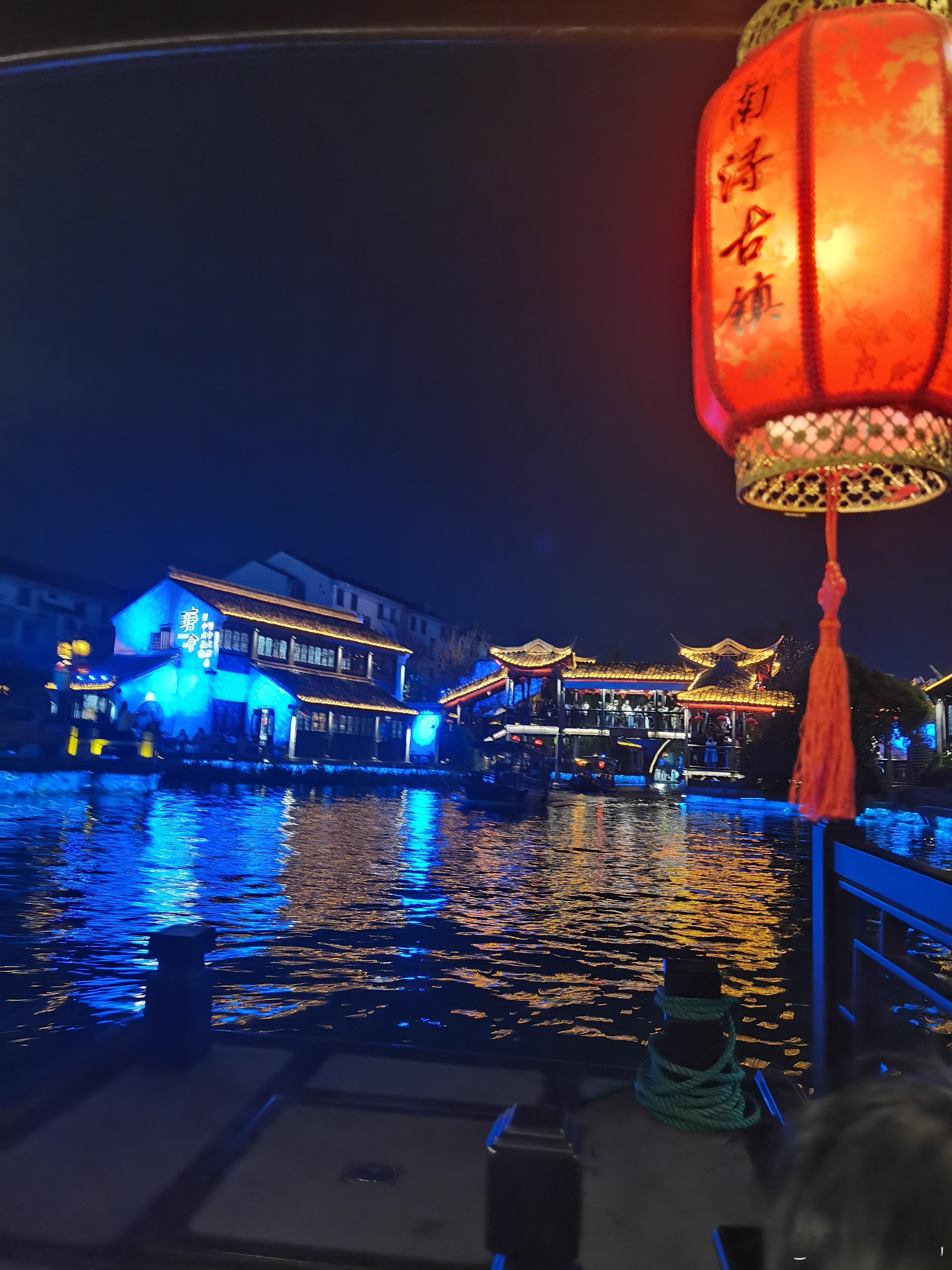 ​使人产生距离的是时间。​使人心产生距离的，​是两三件无法挽回的事。 ​​​