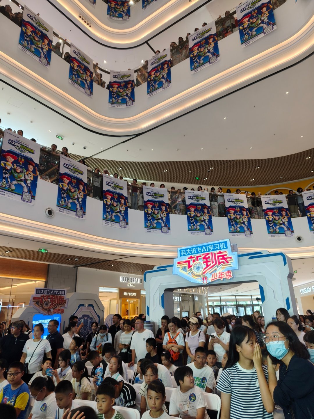 唐九洲济南线下活动人气今天华山环宇城属实惊到我了，一楼围的得满满当当，往上数两三