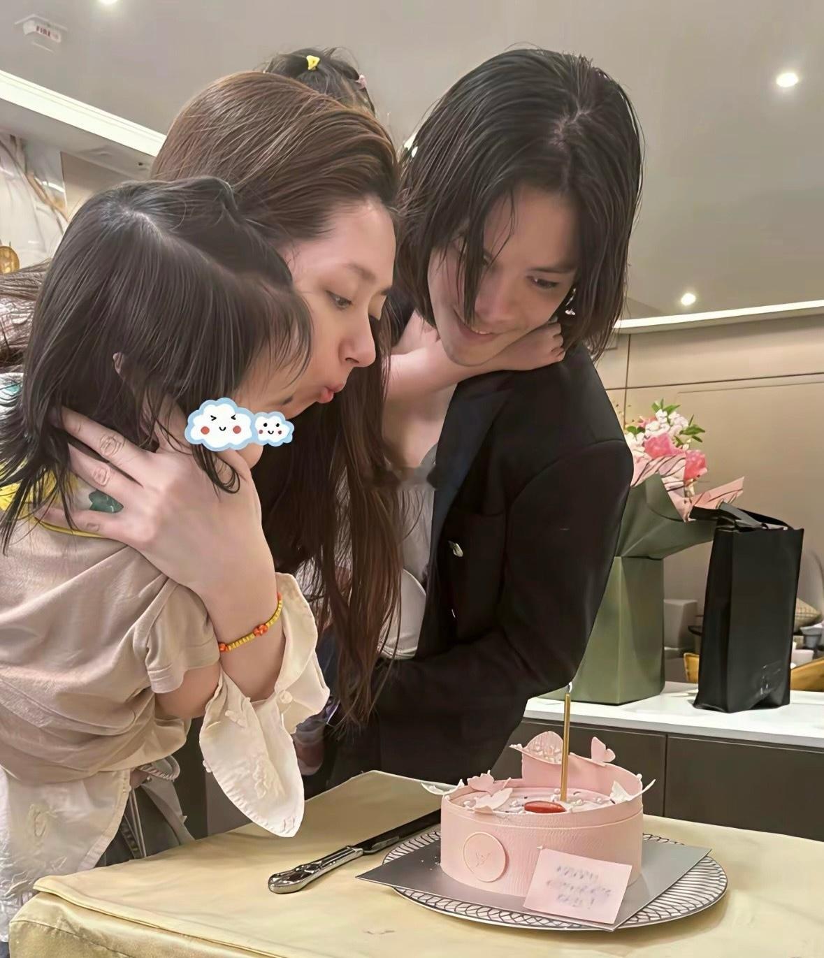 向佐只顾着p自己 却忘了他老婆 郭碧婷硬生生被拉成外星人了 ​​​