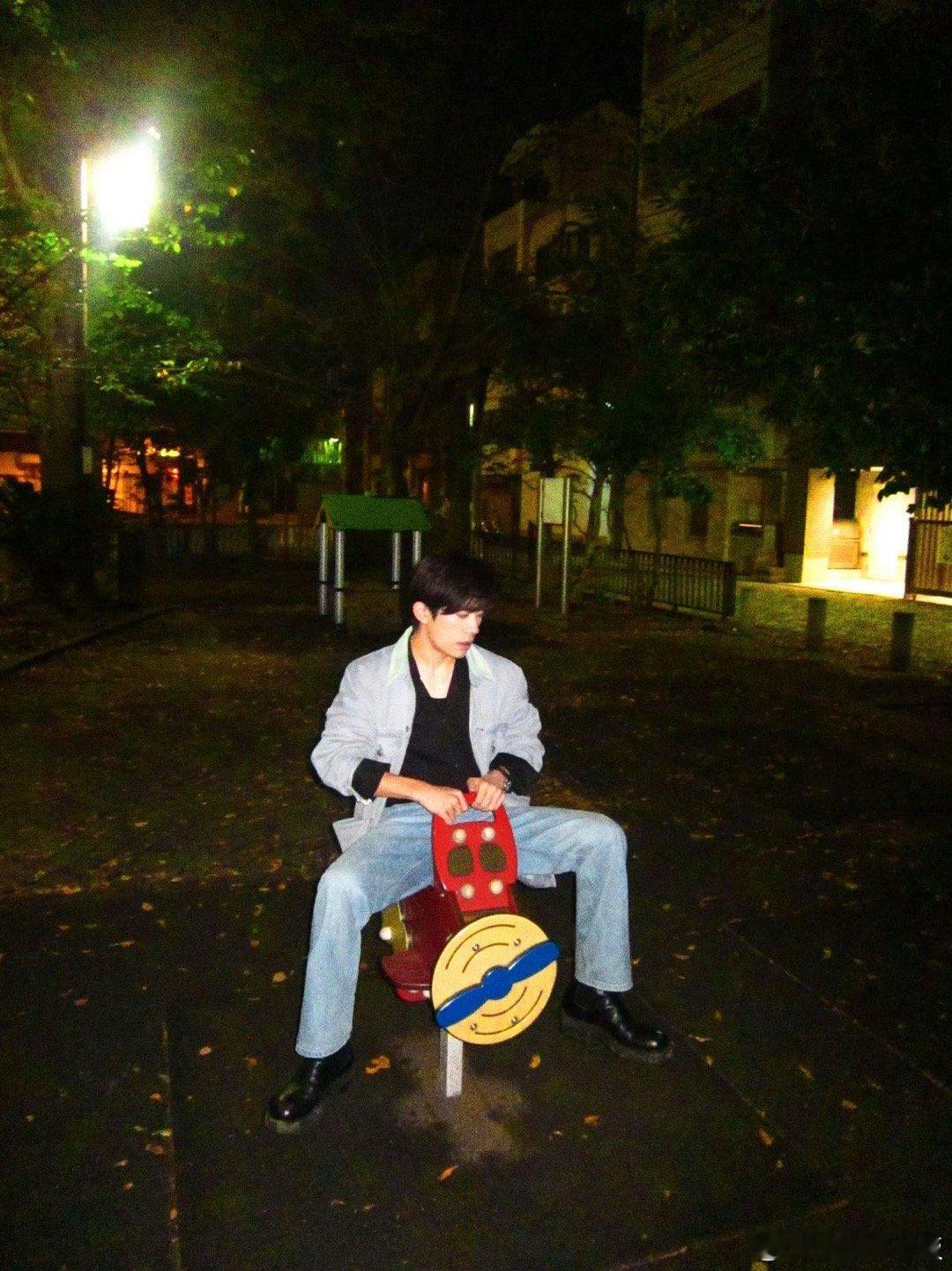 易烊千玺澡堂手牌 我们千玺哥也是迎来了他的24岁生日啦，希望千玺宝宝以后的事业蒸