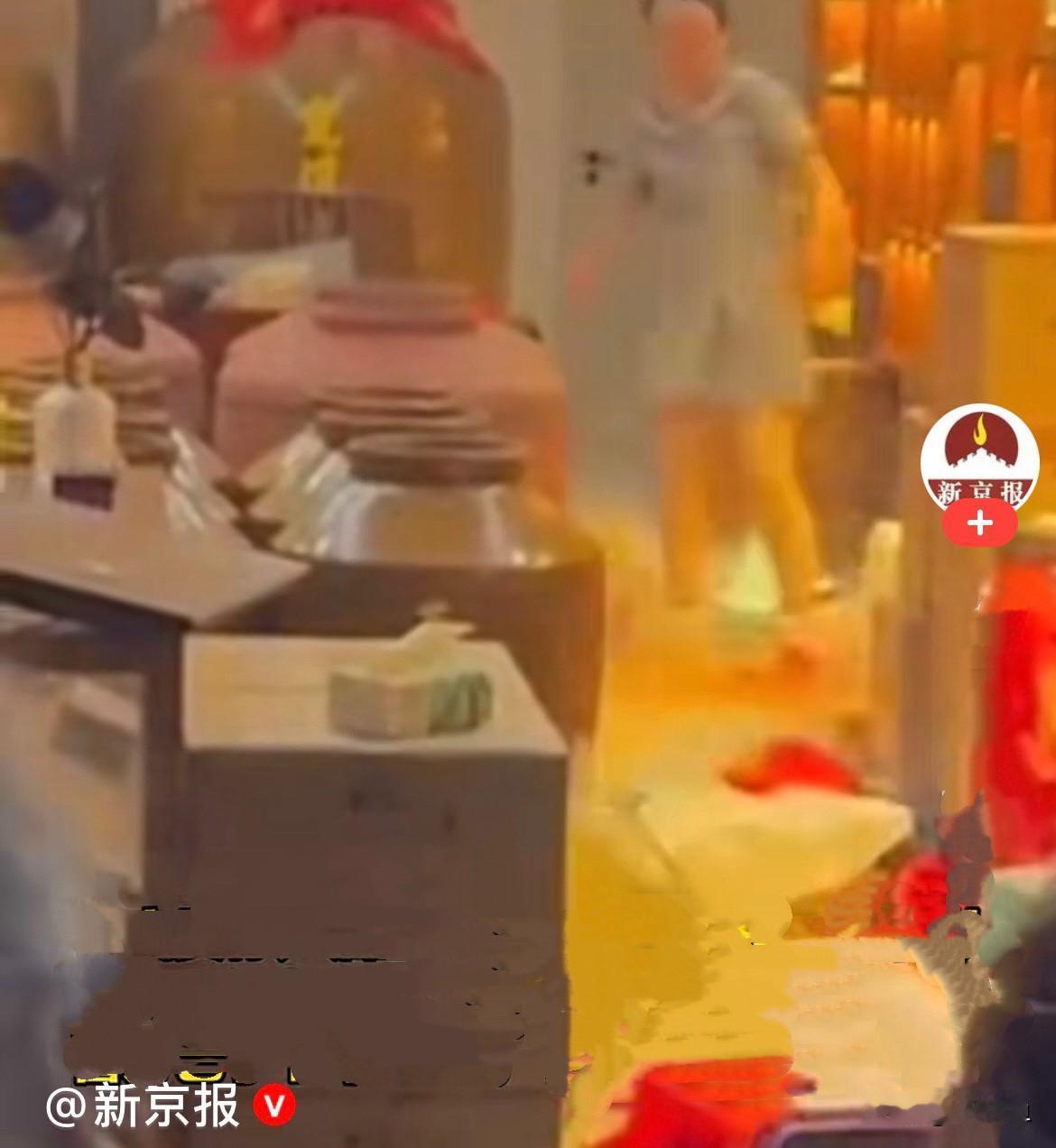 近日，四川宜宾一家老酒体验馆，店主只是临时出去短短一两分钟，一名女子突然冲进店里