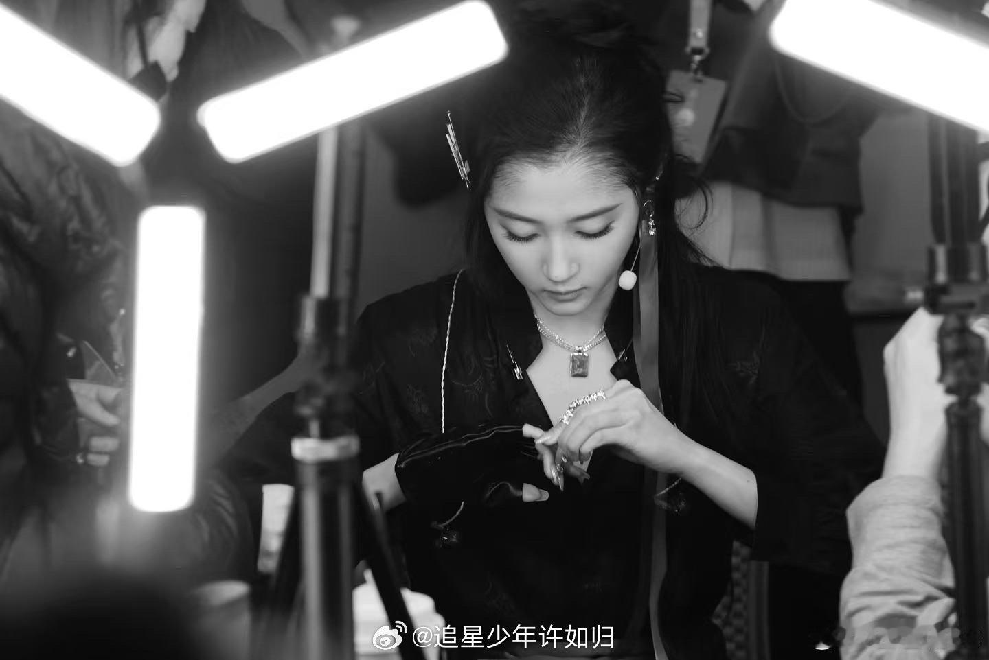 关晓彤好赛博朋克的一朵茉莉花 关晓彤这朵茉莉花太绝了！赛博朋克风，机械繁花，伞影