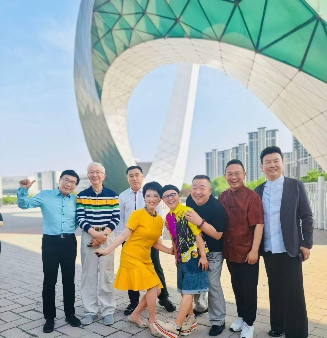 一条“央视退休主持人大聚会”的消息，引起不少观众关注。没有复杂剧情，也没有热闹宣