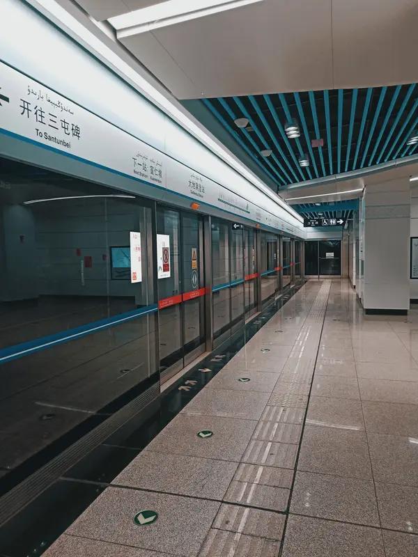 广州这小孩哥太牛了，坐地铁上学直接睡过23个站，横跨五个区到了机场。12月29日