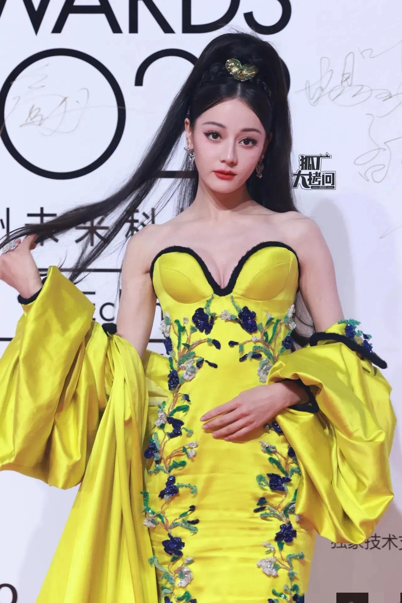 这一届女星没啥气场强的[泣不成声]
果然红毯还得是冰冰[流泪]