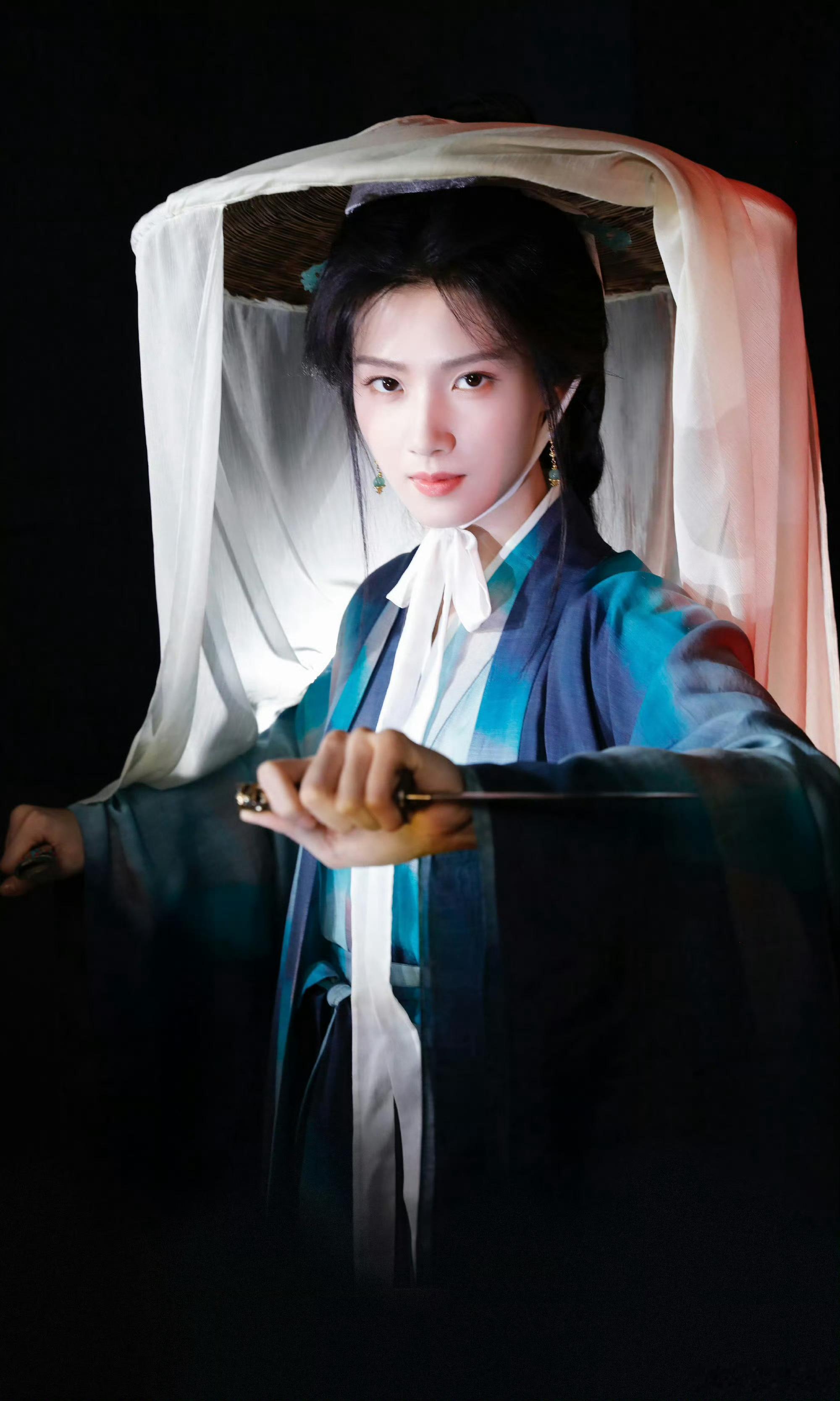 在卢昱晓这里吃到古偶顶级细糠了 卢昱晓《何不同舟渡》定妆鲨疯！慕篱遮面娇俏灵动，