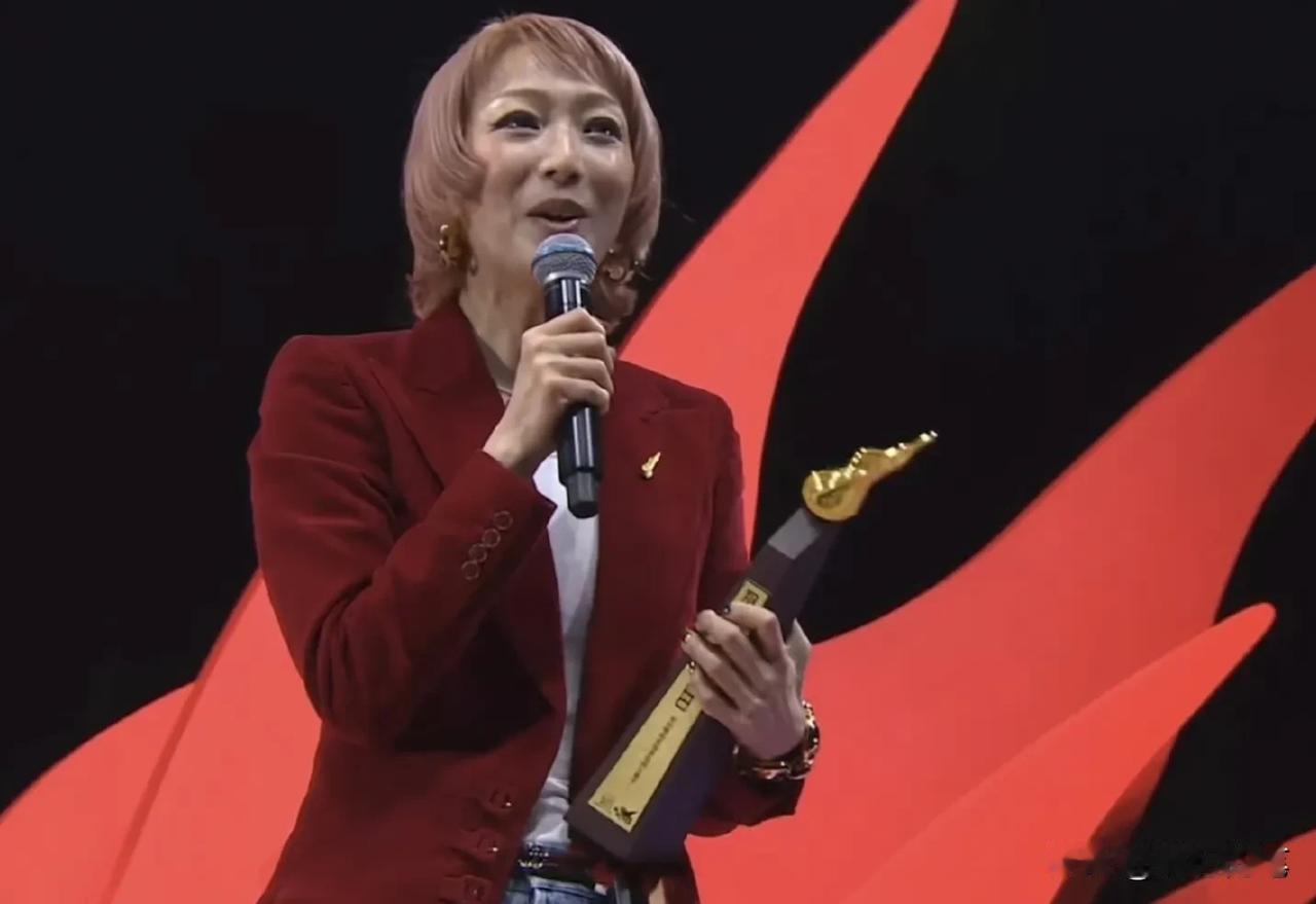 有意思，完全没想到郑秀文和姜涛居然在同一届的叱咤2024我最喜爱男女歌手中拿下奖