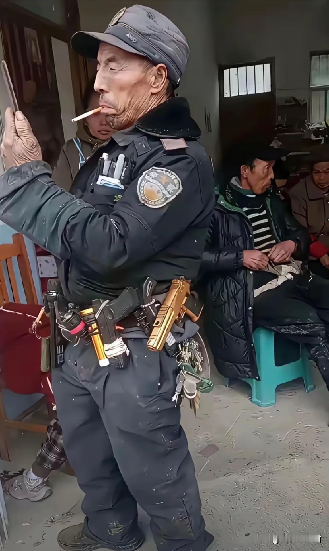 玩具枪不吓人，但是大爷的精神状态很吓人！这气质，脸部表情有点像五星上校麦克阿瑟呢