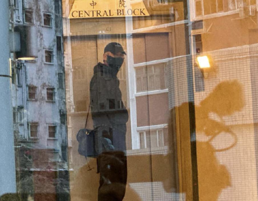 许绍雄病危，不少明星前往医院看望。

今天上午有媒体拍到了发哥周润发也低调现身医