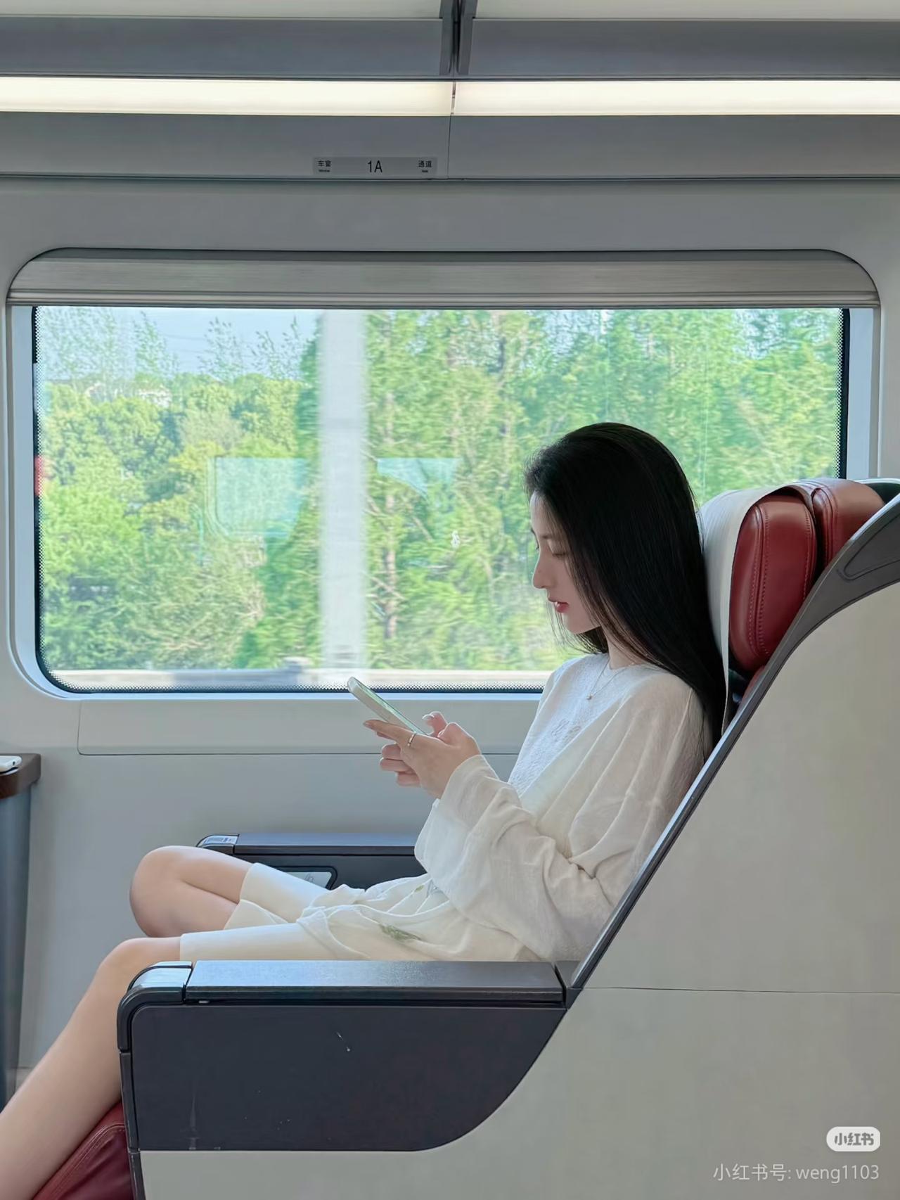 绿树窗前过，轻舟梦里行。