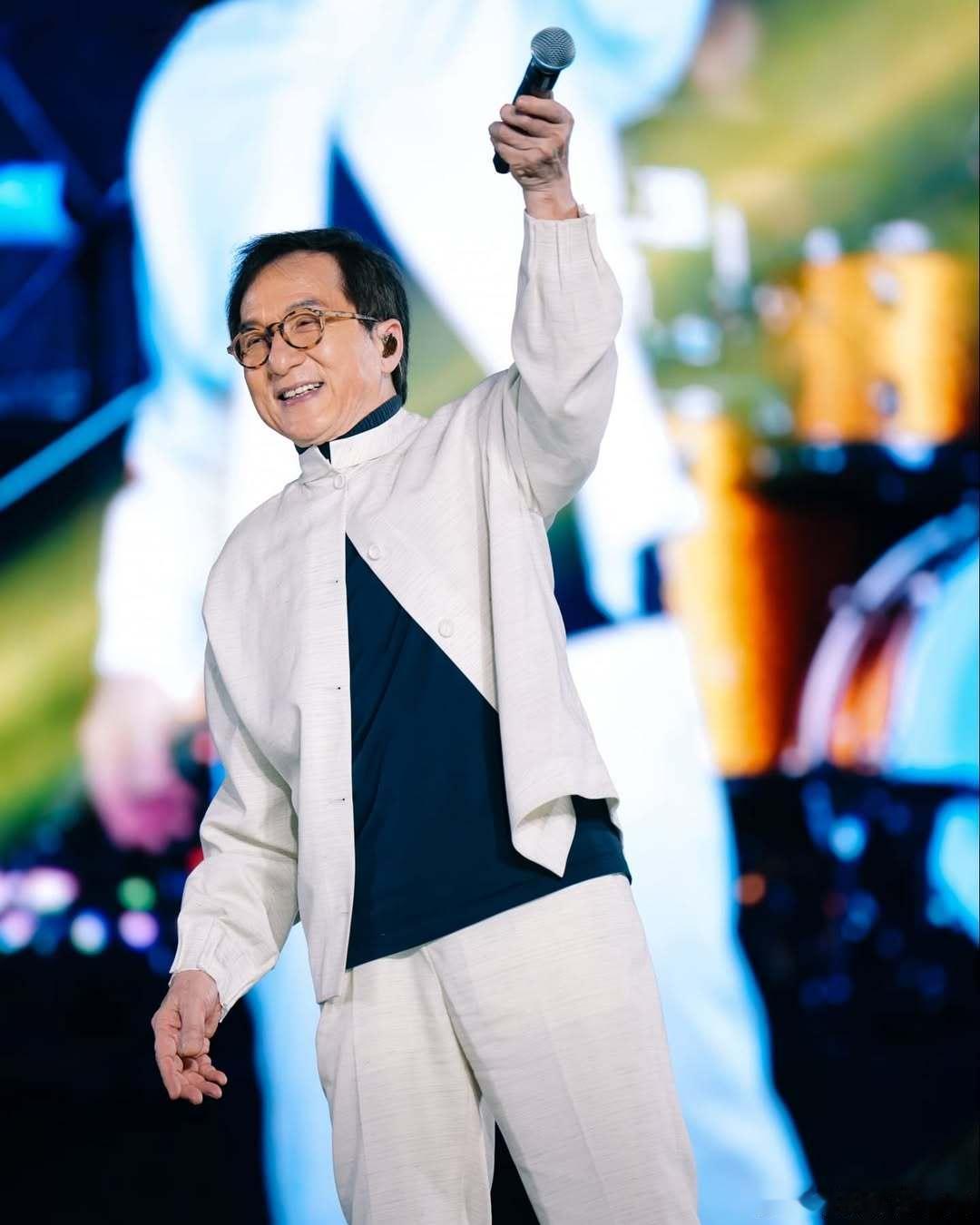 成龙说玩音乐要花点功夫成龙大哥这一次的音乐功夫也是让我们大家满满的期待，枣林湾首