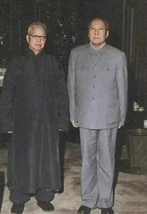 这是毛主席与恩师表兄王季范先生的合影，从没有看到过毛主席他老人家这么拘谨的照片，