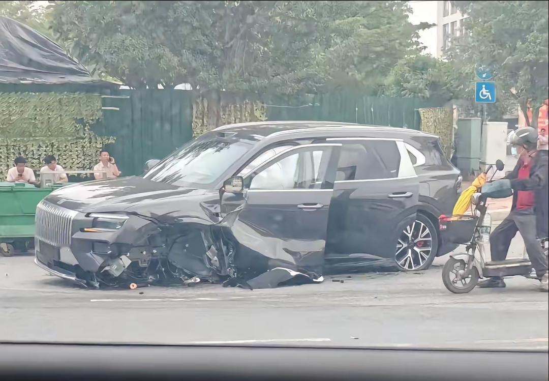 极氪8X还没上市就撞了，真呢是公路之王。【来自懂车帝车友圈】