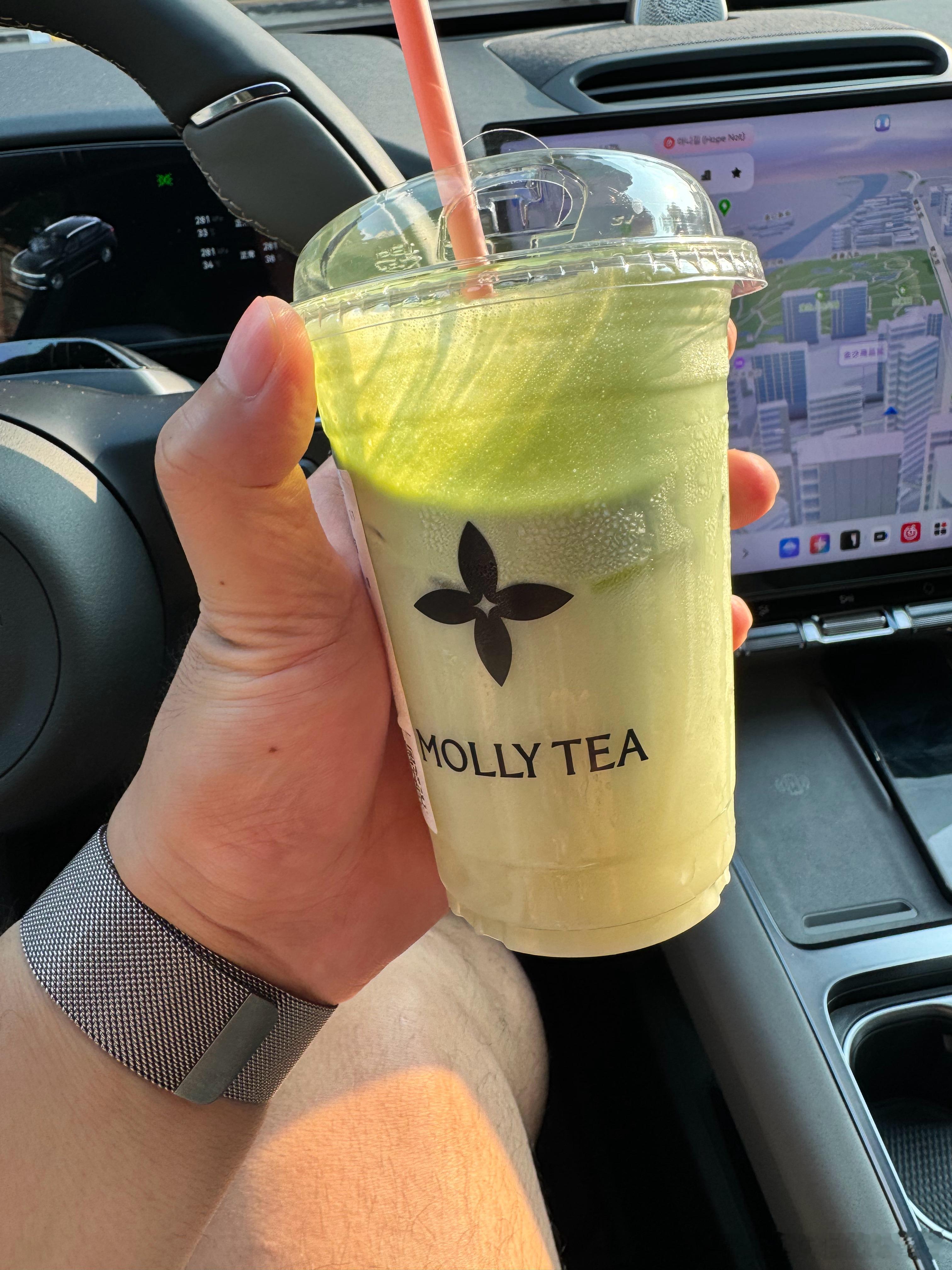 又是无氧+有氧的一天，奖励椰子水一杯。假期将在本周末结束，快乐的时光倒计时。
