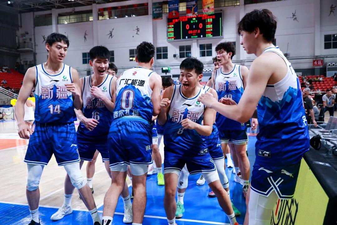 奇怪的李俊杰，迷一样的李俊杰。据说新疆男篮今年从青年队提拔上来的李俊杰，有一项隐