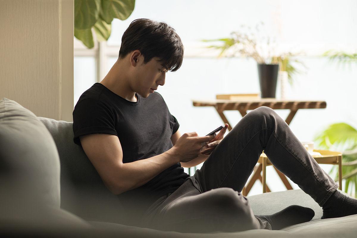 “周扒皮都甘拜下风！”河南郑州，一男子在某公司才上班1个月，一天，他下班后，微信