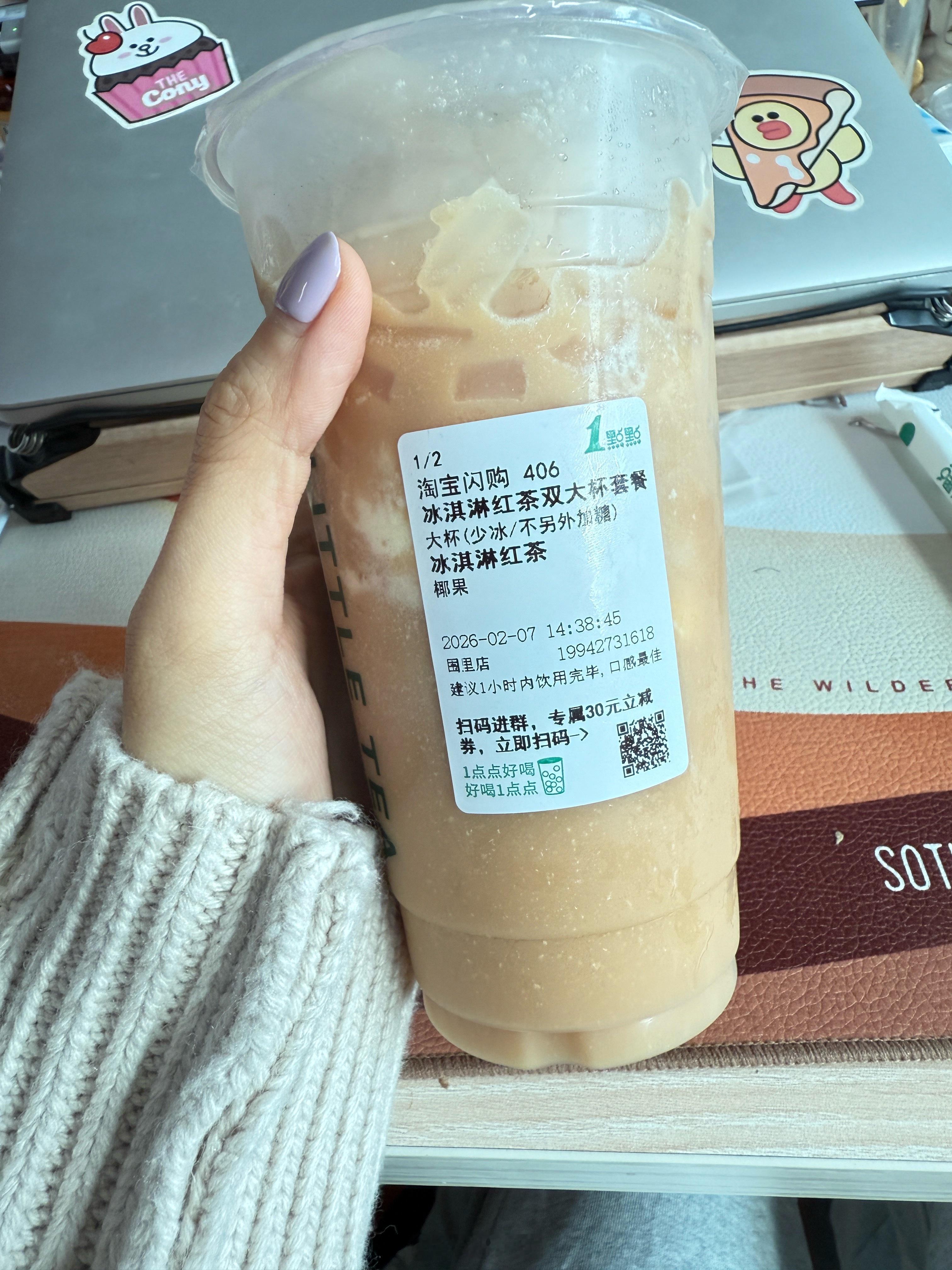 今天来公司加班，路上碰到一位穷困潦倒的帅哥，他一边哭一边对我说美吕你看起来很有钱