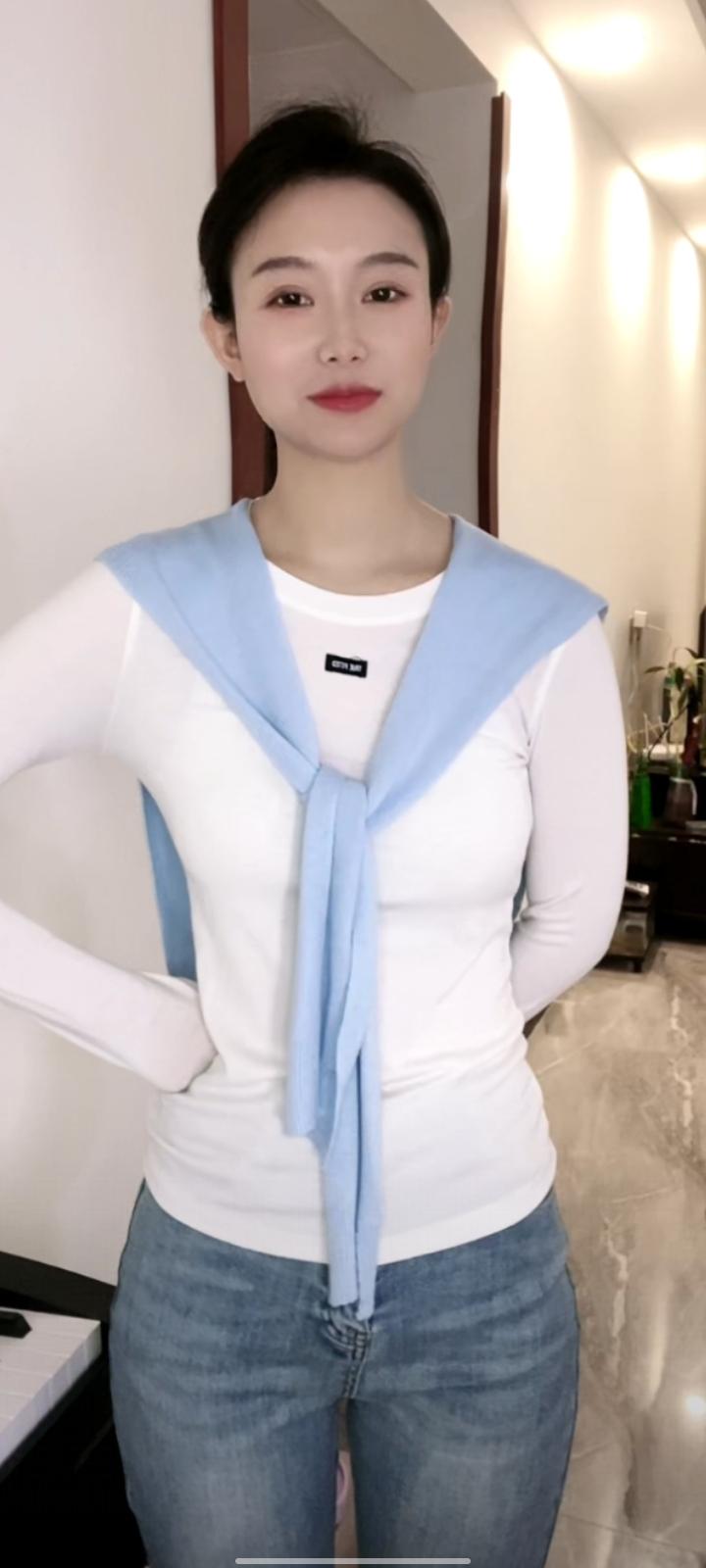 一程山水一程风
半盏烟火半盏空
岁月无声磨旧梦
心有清欢自从容