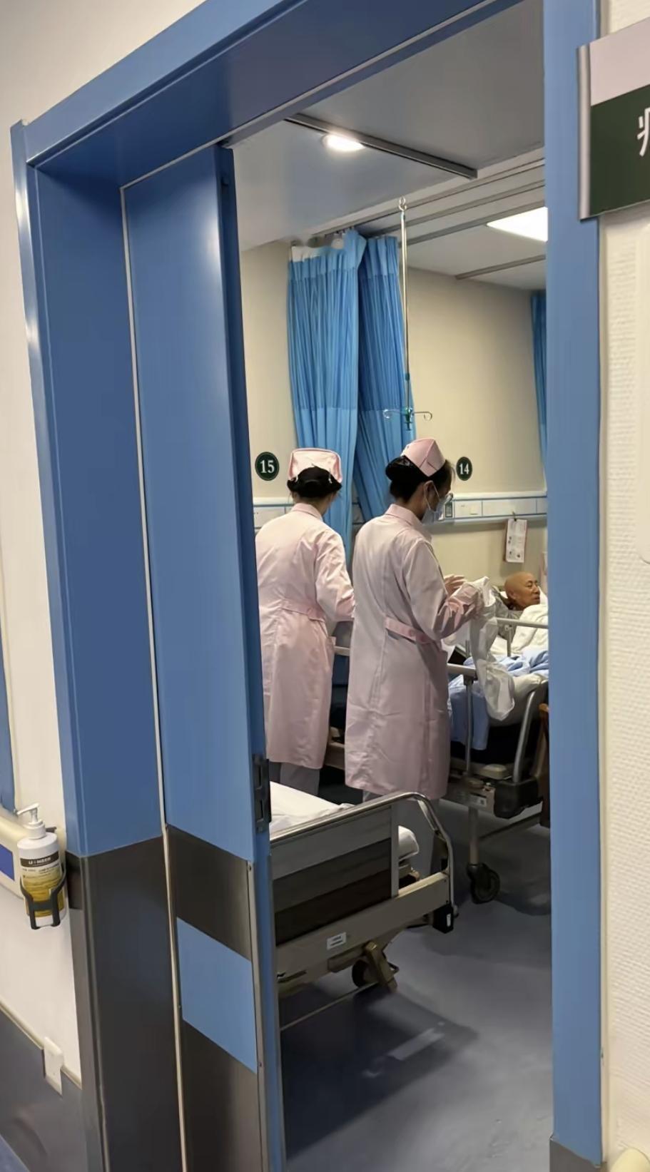 病房来了个胃癌加肠癌的病人，她闺女辞了国企工作专门照顾。那姑娘今年三十出头，看着