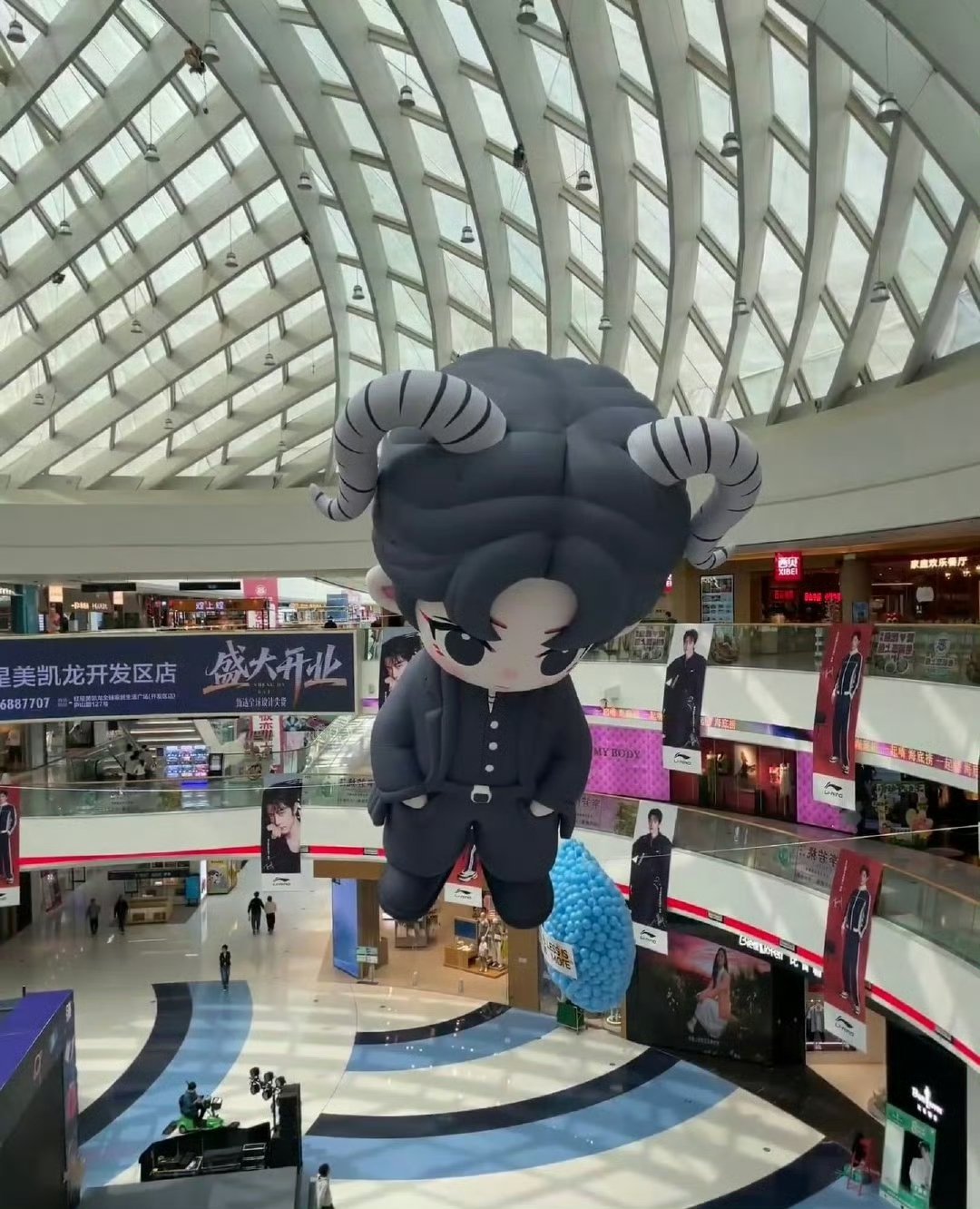 肖战十日终焉青岛融创茂肖战齐夏10米q版气模，插兜兜好酷好可爱的小齐夏 肖战十日