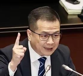 罗智强反呛沈伯洋，当初大罢免时你“抹红”国民党立委并叫嚣活该被罢免，还把陆配当做