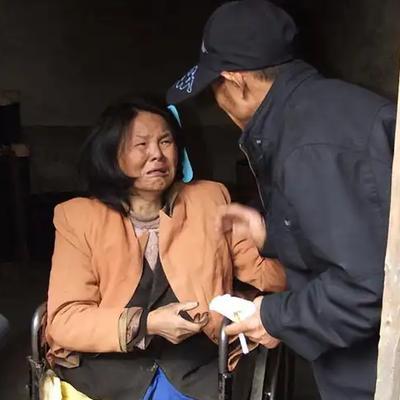 山东一三轮车夫在街头发现了一位被遗弃的高位截瘫女子，他心生怜悯，将女子带回家悉心