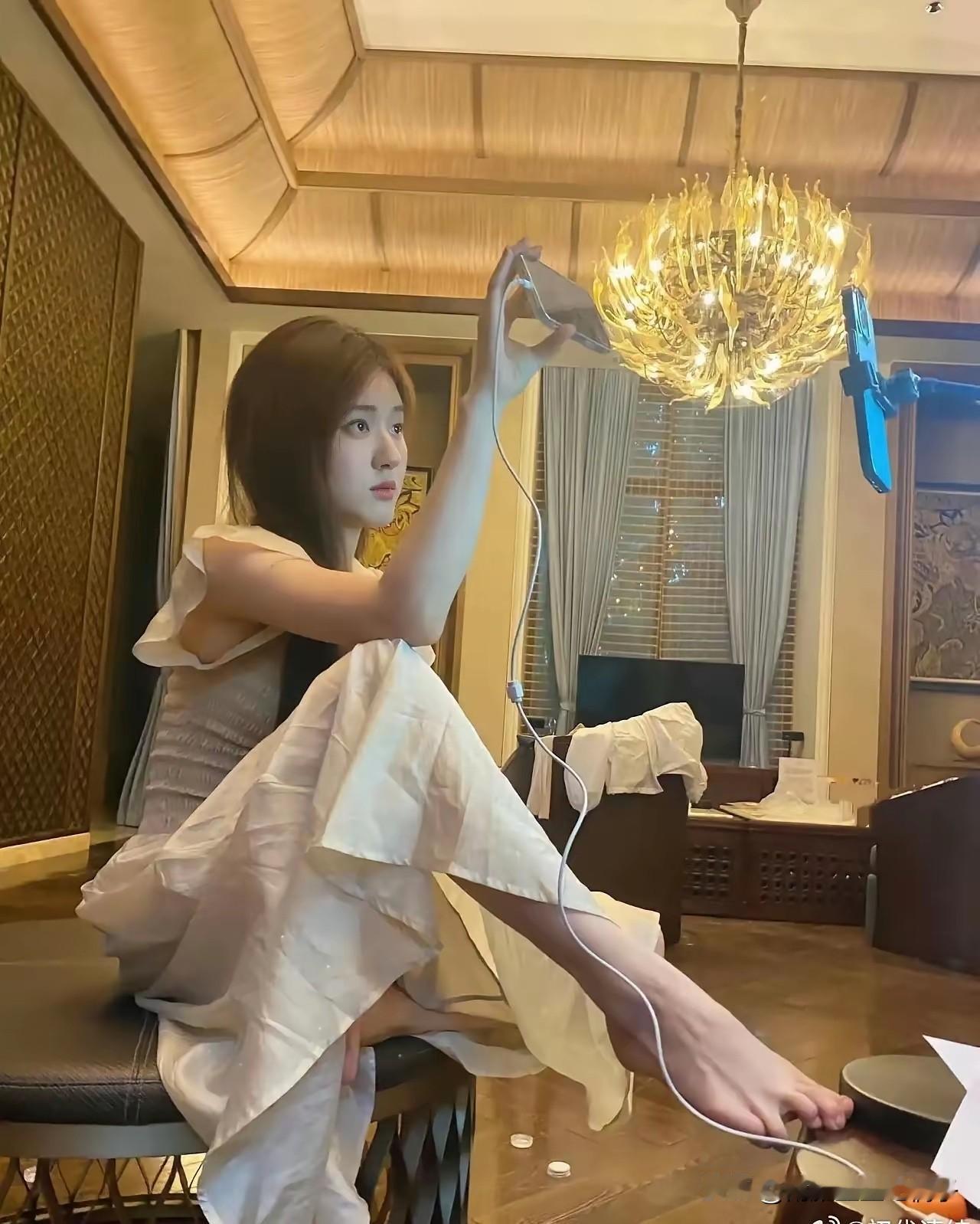 不怪那么多人喜欢她，赤脚也是美若天仙！