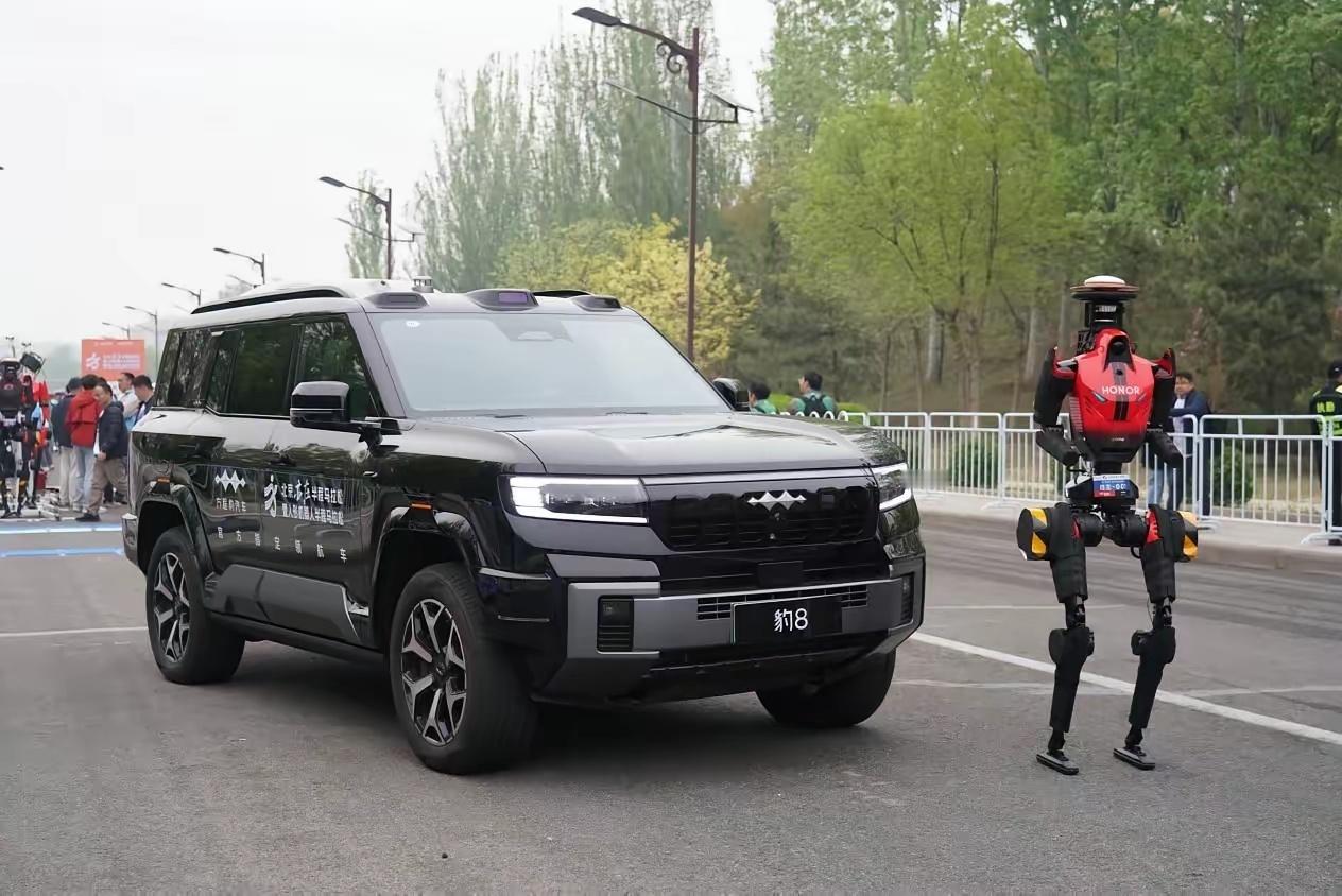 亦庄机器人半马，荣耀机器人“闪电”跑出50分26秒，这个成绩甚至比很多专业运动员