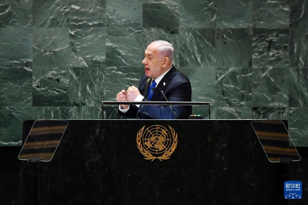 谁都没想到，在中东战场一向强硬霸道、从不示弱的以色列总理内塔尼亚胡，如今会被现实