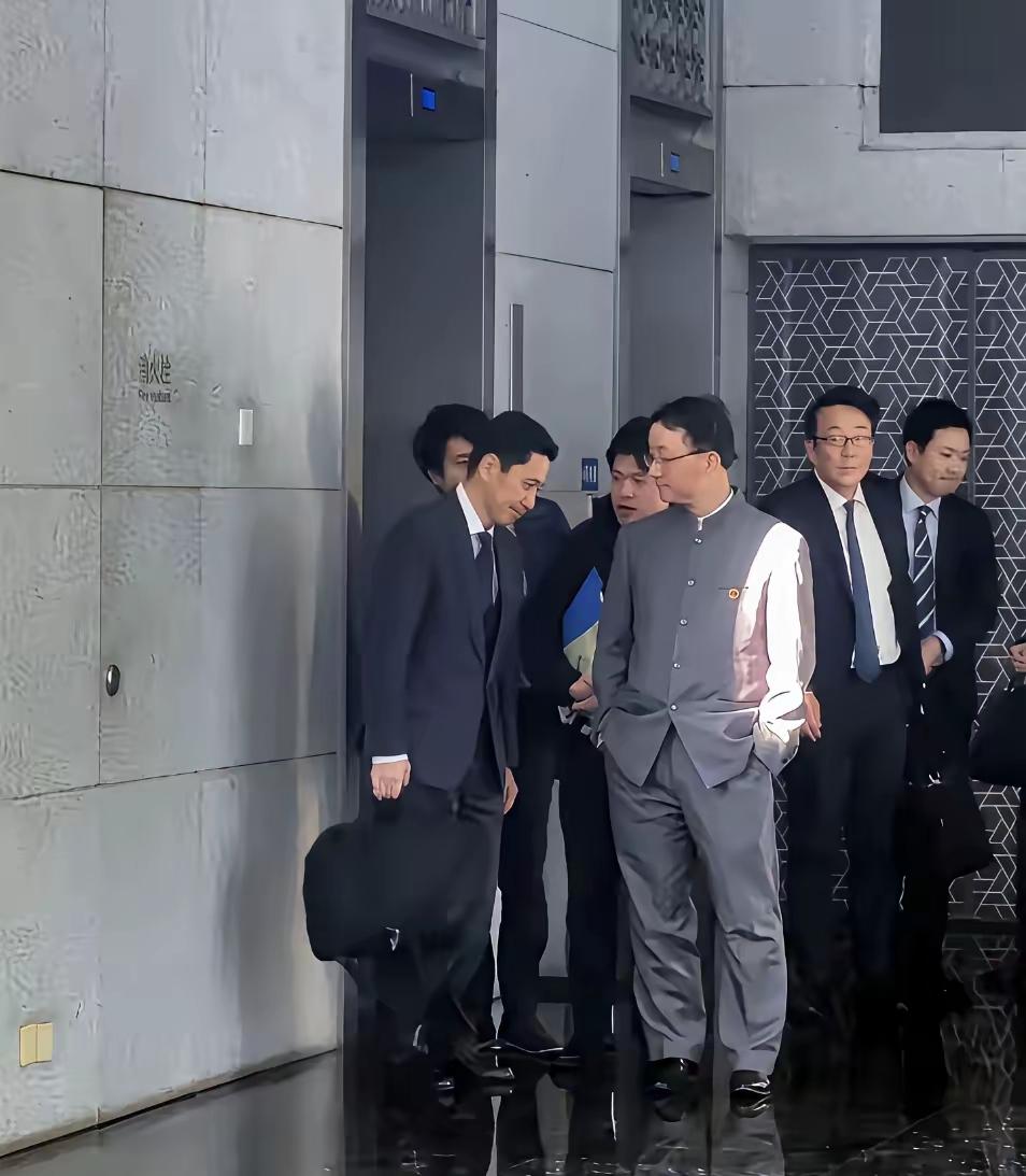 不懂就问，请问他穿这个衣服是中山装吗？